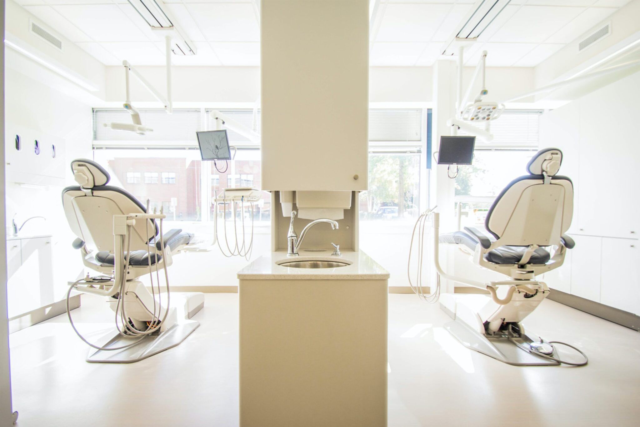 michael-browning-D0ov97Td-xM-unsplash (1) dental chair